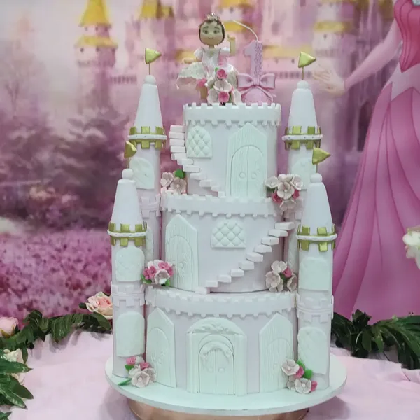Bolo de castelo de princesa em três andares com torres e flores, feito pela Doces Luma Cakes
