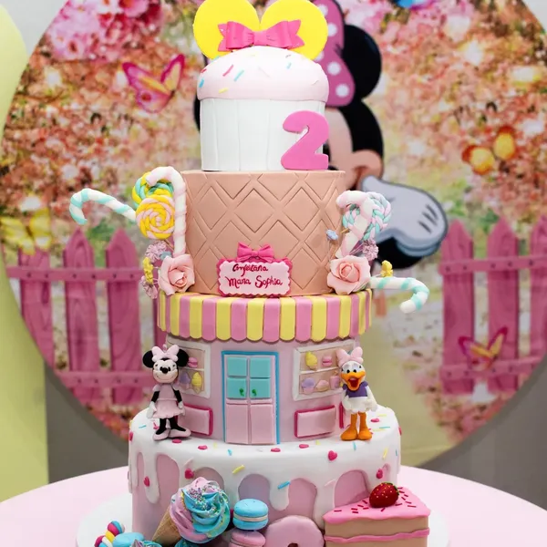 Bolo temático da Minnie de dois anos com docinhos modelados, feito pela Doces Luma Cakes