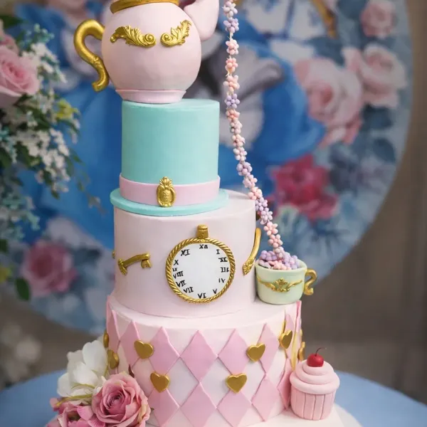 Bolo temático de chá com bule, relógio e xícara, feito pela Doces Luma Cakes